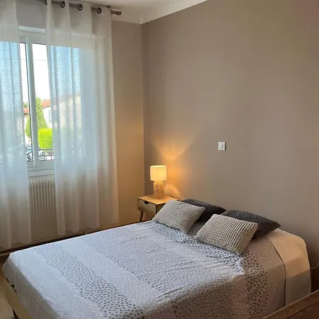 Maison Familiale, 3 Avec Grand Jardin, Au Coeur De La Champagne - Proche A26-sortie 17 Feriehus